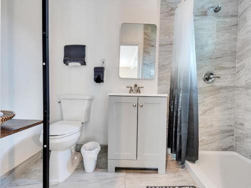 Un baño de Pool, Spa&Lake 16 beds 8 bathrooms 50 car parking VENUE Magnolia Texas