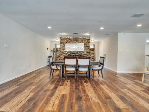 Zona de estar de Pool, Spa&Lake 16 beds 8 bathrooms 50 car parking VENUE Magnolia Texas