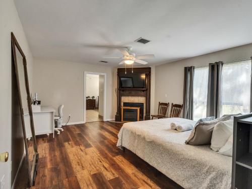 Cama o camas de una habitación en Pool, Spa&Lake 16 beds 8 bathrooms 50 car parking VENUE Magnolia Texas
