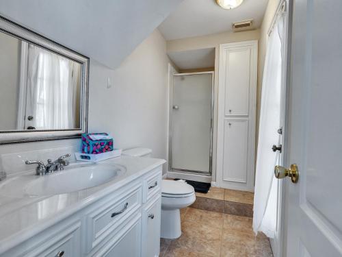 Un baño de Pool, Spa&Lake 16 beds 8 bathrooms 50 car parking VENUE Magnolia Texas