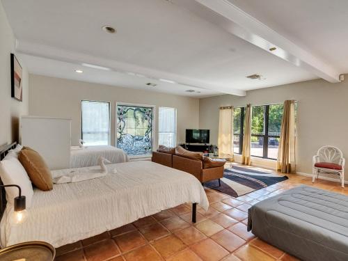 Un dormitorio con dos camas y una sala de estar. en Pool, Spa&Lake 16 beds 8 bathrooms 50 car parking VENUE Magnolia Texas, en Magnolia