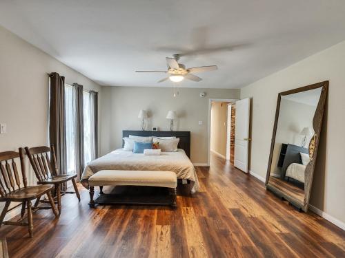 Cama o camas de una habitación en Pool, Spa&Lake 16 beds 8 bathrooms 50 car parking VENUE Magnolia Texas
