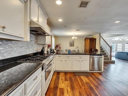 Una cocina o zona de cocina en Pool, Spa&Lake 16 beds 8 bathrooms 50 car parking VENUE Magnolia Texas
