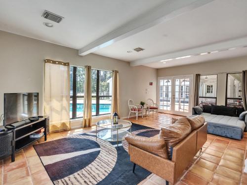 Piscina en o cerca de Pool, Spa&Lake 16 beds 8 bathrooms 50 car parking VENUE Magnolia Texas