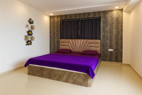 Cama o camas de una habitación en ll EMPYREAN STAY ll ROYAL SUPREME VILLA ll 3BHK ll AC ll PRIVATE POOL ll FREE WIFI ll