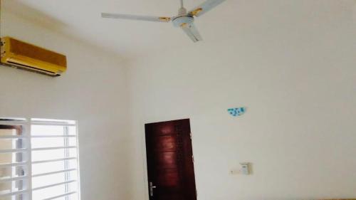 Φωτογραφία από το άλμπουμ του Cozy II Studio with AC and kitchen σε Abomey-Calavi