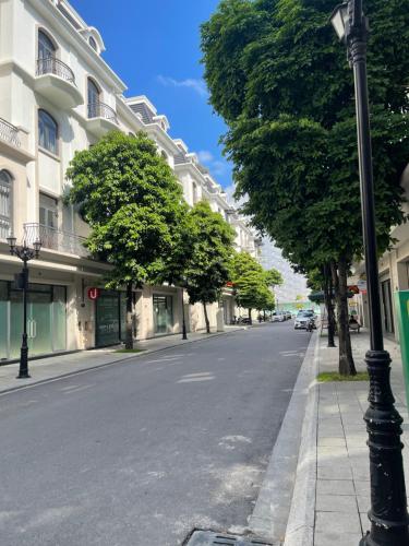 an empty street with a light pole on the side of the road at Kinh Đô 5 - 20 - 21 in Ðình Loan