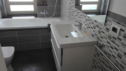 łazienka z białą umywalką i toaletą w obiekcie Bed Cafe w Syrakuzach