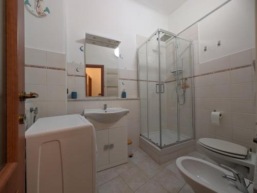 une salle de bain avec un lavabo, des toilettes et une douche dans l'établissement La Casa Al Mare, à Vado Ligure