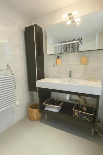 une salle de bains avec un lavabo et un miroir dans l'établissement Blue Beach La Ciotat, à La Ciotat