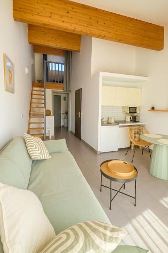 un salon avec un canapé et une table dans l'établissement Blue Beach La Ciotat, à La Ciotat