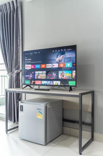 a flat screen tv sitting on top of a table at Sabai Residence @Bangyai in Nonthaburi