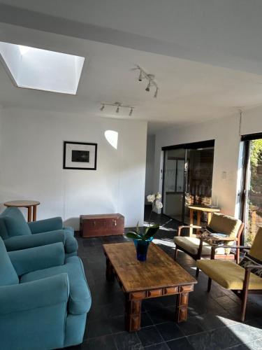 Χώρος καθιστικού στο Fully Furnished Apartment in Parkwood