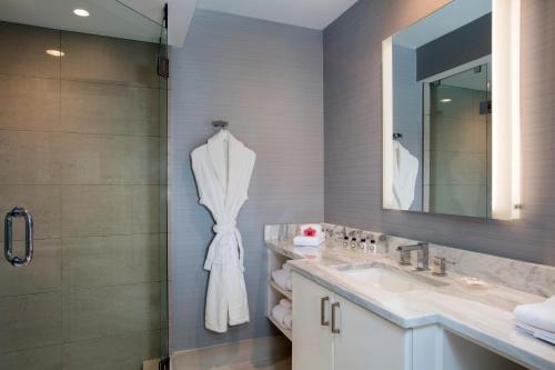 y baño con lavabo y espejo. en Elita Hotel, en Fort Lauderdale