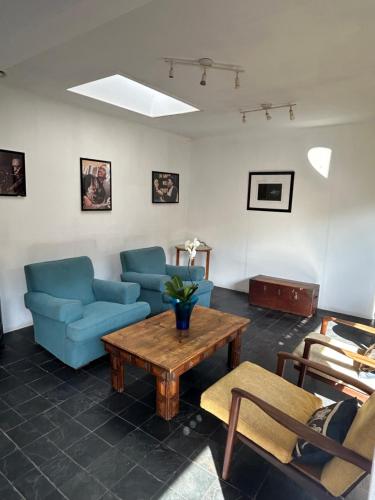 Χώρος καθιστικού στο Fully Furnished Apartment in Parkwood