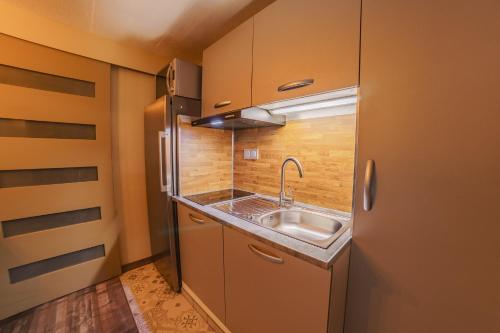a small kitchen with a sink and a refrigerator at Idéal pour la famille proche du Futuroscope in Jaunay-Marigny