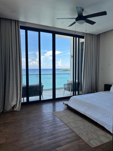 Un dormitorio con una cama y vista al mar. en Skyfall 4bedroom villa, en Saint Mary