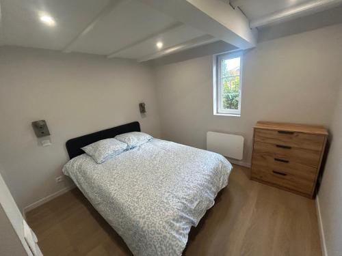 ブラエスハイムにあるNewly renovated 2 bedroom apartmentのベッドとドレッサーと窓のある寝室