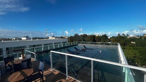 ポルト・デ・ガリーニャスにあるHarbor Living Apt 208のバルコニー(椅子付)、建物内のスイミングプール