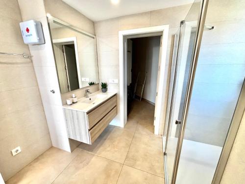 Ένα μπάνιο στο SAKURA LUXURY Poniente Beach