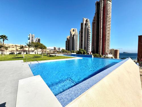 Πισίνα στο ή κοντά στο SAKURA LUXURY Poniente Beach
