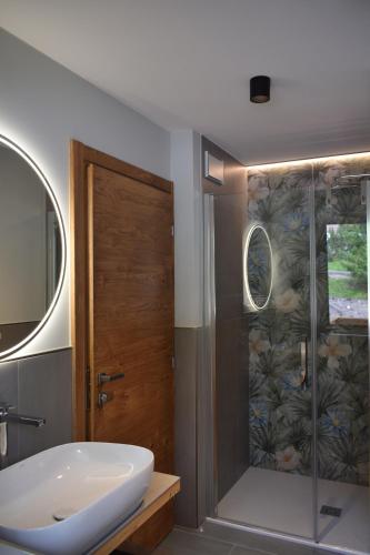 een badkamer met een douche, toilet en wastafel bij Chalet Radola in Campitello di Fassa