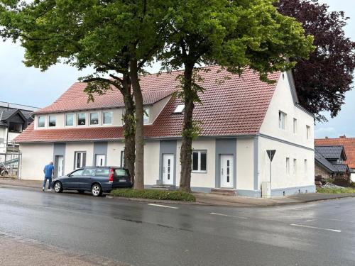 ein Haus mit einem davor geparkten Auto in der Unterkunft Appartement de luxe in Löhne