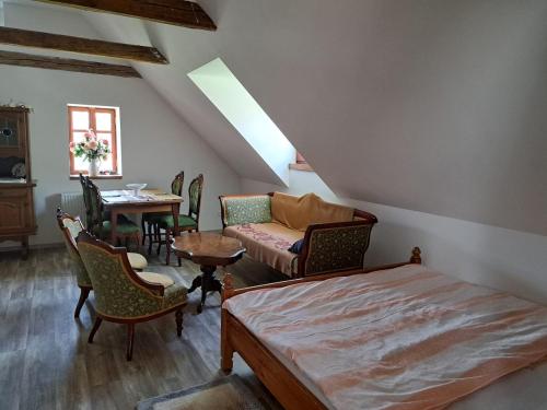 une chambre avec un lit, une table et des chaises dans l'établissement Chalupa u ztraceného potoka, à Vernířovice