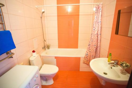 イヴァーノ・フランキーウシクにあるLike Home on Zaliznychnaのバスルーム(トイレ、洗面台、バスタブ付)