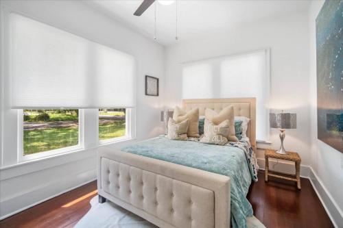 a bedroom with a bed and two windows at 2BR Bungalow Near AMI! King, W/D, Long-Stay Deals in Bradenton