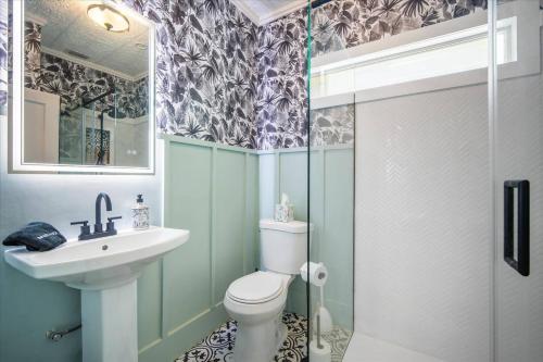 a bathroom with a toilet and a sink and a shower at 2BR Bungalow Near AMI! King, W/D, Long-Stay Deals in Bradenton