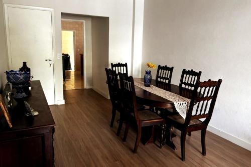 a dining room with a table and chairs in a room at Apartamento Centro Serra Negra in Serra Negra