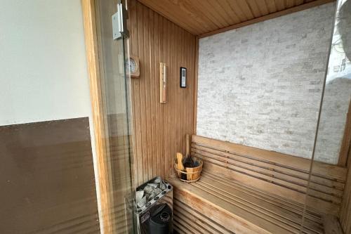 Bilik mandi di BE Residences