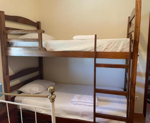 two bunk beds in a small room at Casa de campo em Riachos in Riachos