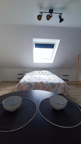 two bowls on a table in a room with a bed at Les tournesols in Woincourt