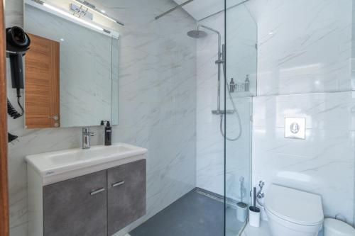 a bathroom with a shower and a sink and a toilet at Résidence Dunkerque - Duplex in Casablanca