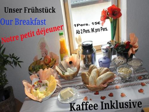 een tafel met manden met eten erop bij Apartment Laurence in Hanau am Main