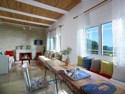 sala de estar con sofá y mesa en Beachfront Villas on Crete - Pelagaios en Ferma