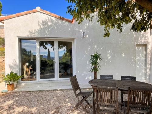 Marseille chateau gombert duplex studio au pied des collines في مارسيليا: طاولة وكراسي أمام منزل