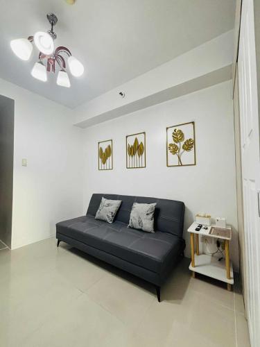 Posezení v ubytování Affordable Staycation At Sea Residence Near Moa By Dona Flores