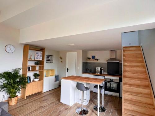 Marseille chateau gombert duplex studio au pied des collines في مارسيليا: مطبخ مع كونتر توب في غرفة