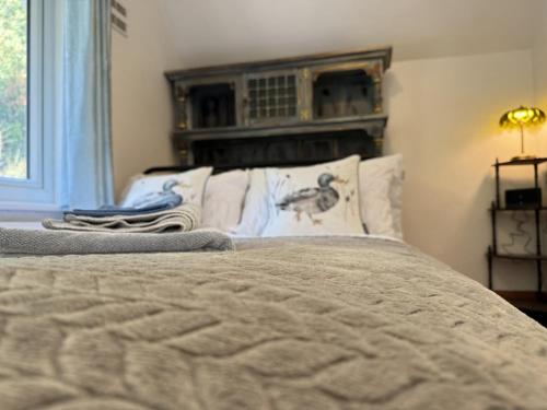 WarlinghamにあるCaterham 3 Bed House, Free on street Parkingのベッドルーム1室(ヘッドボード付きのベッド1台、窓付)