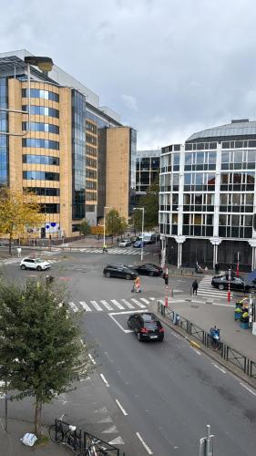 a view of a city street with cars and buildings at Charmant studio à 5 min de la Gare du Midi, 1-2 pe in Mellet