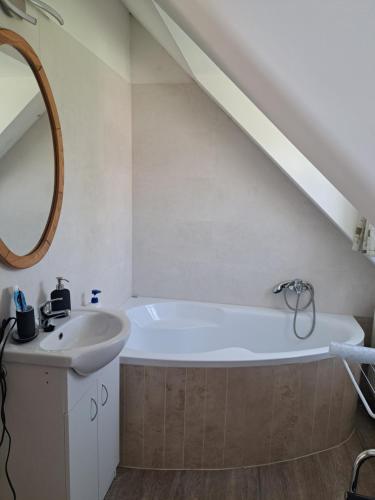 une salle de bain avec une baignoire et un lavabo dans l'établissement Chalupa u ztraceného potoka, à Vernířovice