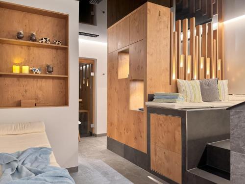 une pièce avec un comptoir et un lavabo dans une pièce dans l'établissement Ari Resort Apartments, à Zermatt