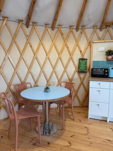 Una cocina o zona de cocina en יורט 86 צוקים