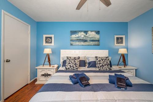 una camera da letto con un letto grande con pareti blu di Ground Floor 2 Bdrm King Condo Close to Beach a Melbourne