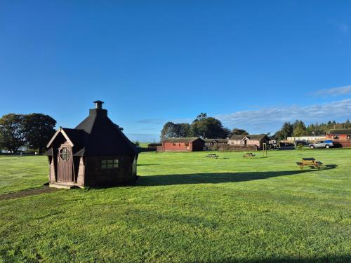 Zahrada ubytování Three Lochs Holiday Park- Lochwood Caravan