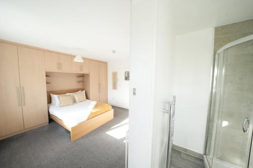 Postel nebo postele na pokoji v ubytování Private on suites- Private Bathroom every room-1 Bus to Heathrow Airport