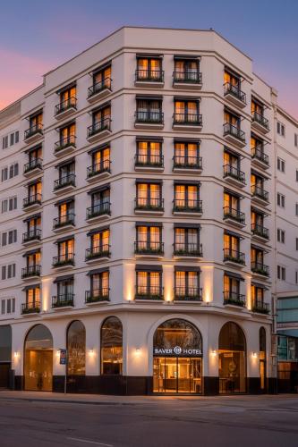 イスタンブールにあるBaver Hotelの多くの窓がある白い大きな建物